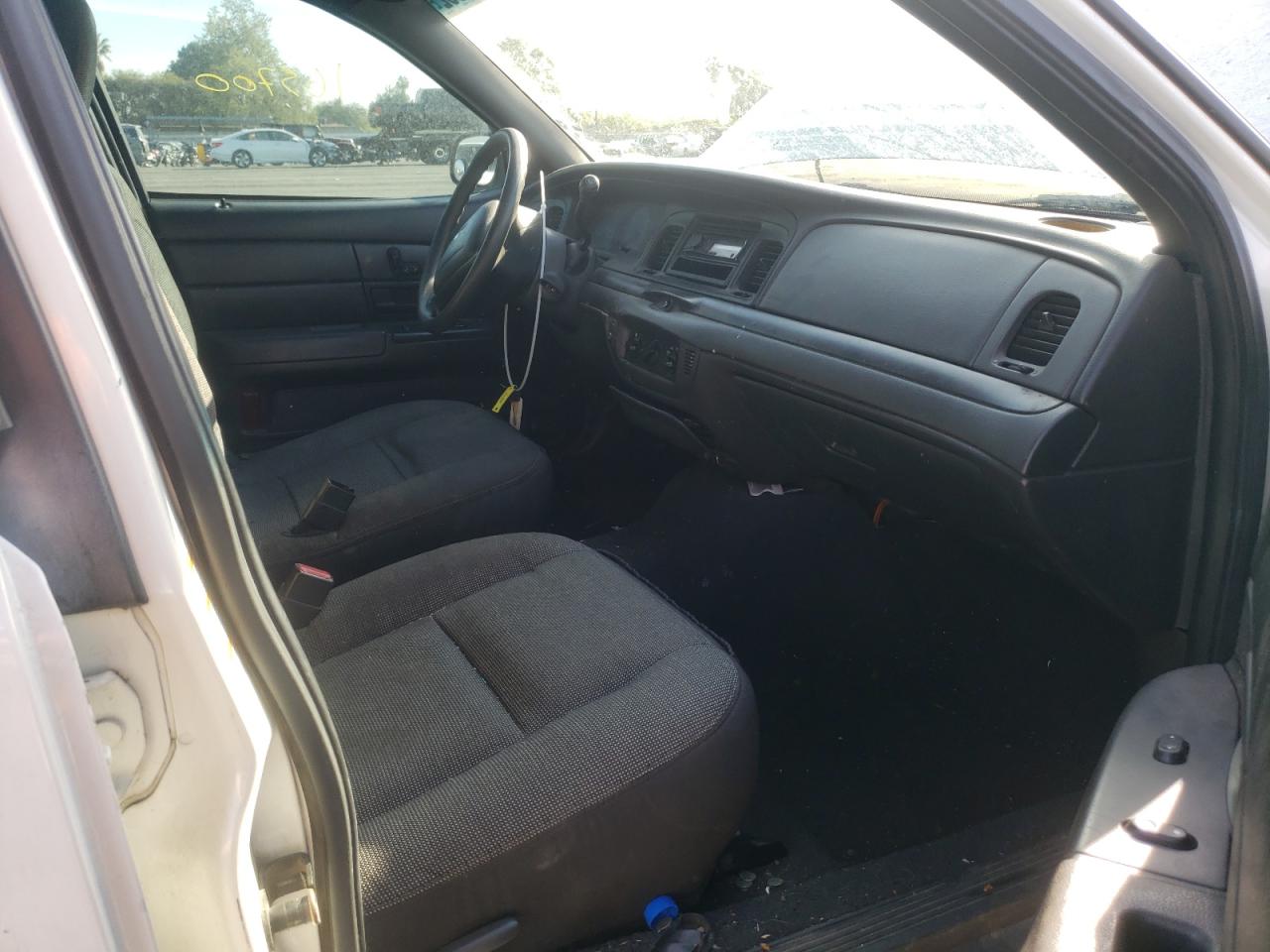 Photo 5 from auction – 2003 FORD CROWN VICT with VIN 2FAHP71W23X165523