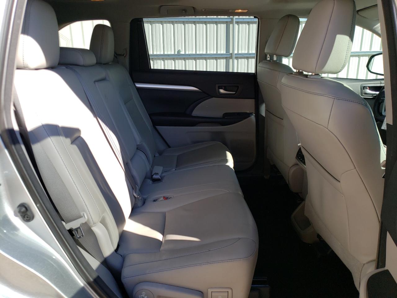 Photo 6 from auction – 2018 TOYOTA HIGHLANDER with VIN 5TDKZRFH3JS288241