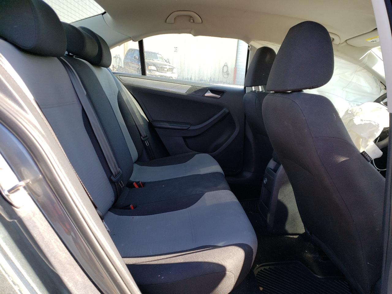 Photo 6 from auction – 2017 VOLKSWAGEN JETTA S with VIN 3VW2B7AJ3HM372103