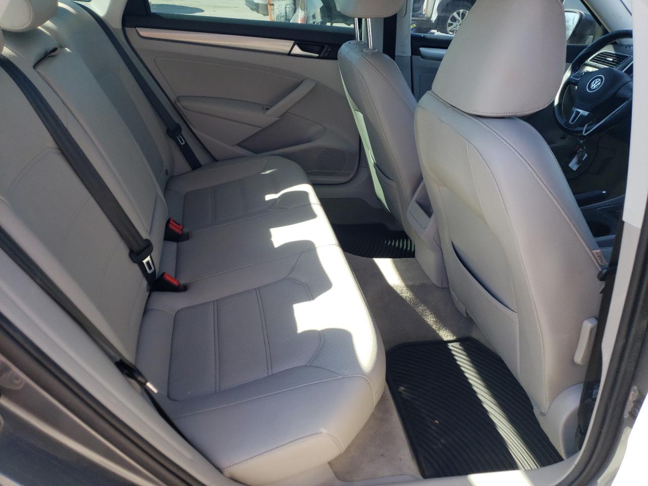 Photo 6 from auction – 2014 VOLKSWAGEN PASSAT S with VIN 1VWAS7A37EC090721