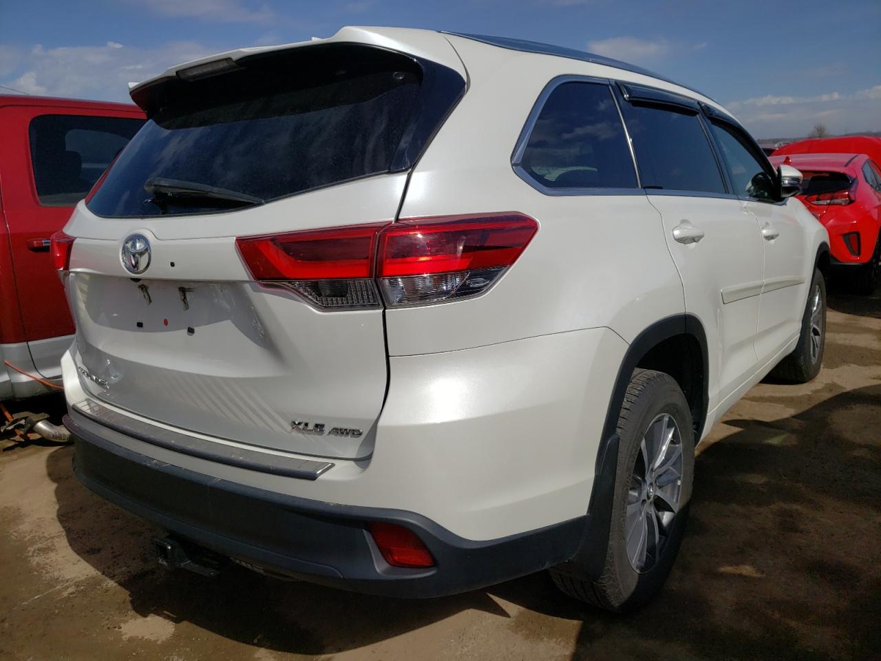 Photo 4 from auction – 2018 TOYOTA HIGHLANDER with VIN 5TDJZRFH5JS491059