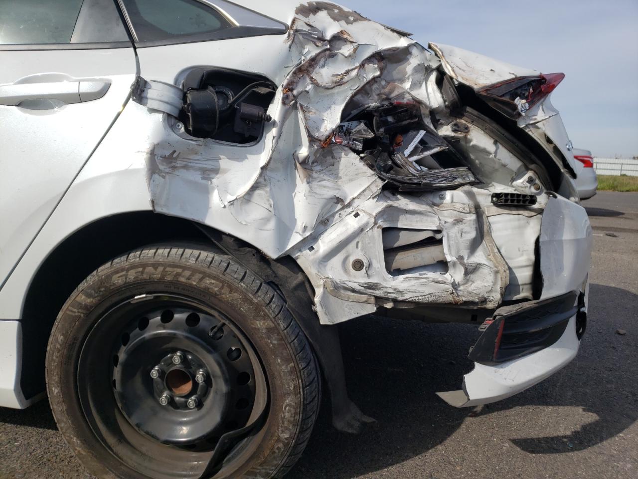 Photo 9 from auction – 2019 HONDA CIVIC LX with VIN 19XFC2F61KE201862