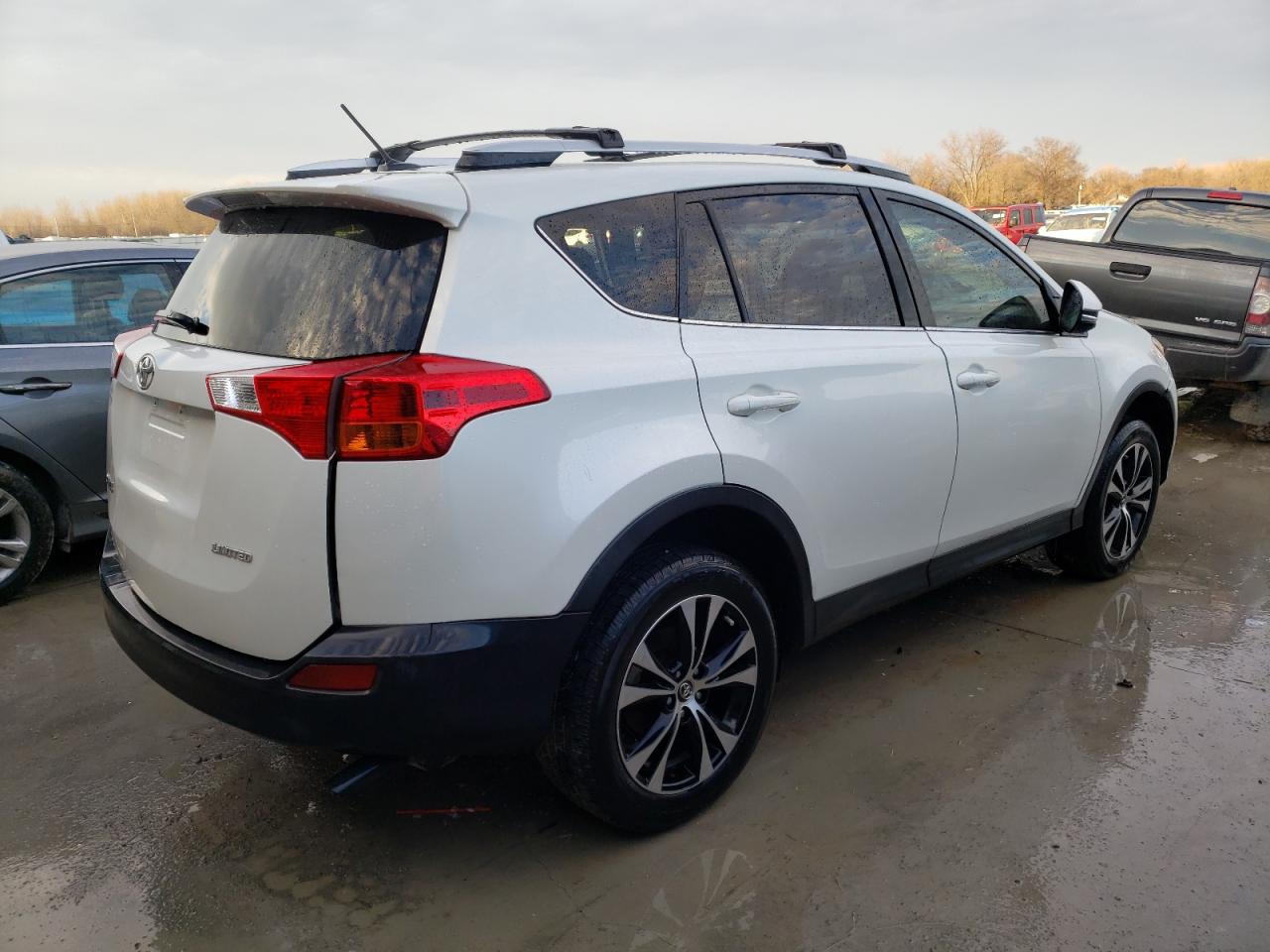 Photo 4 from auction – 2015 TOYOTA RAV4 LIMIT with VIN JTMYFREV3FJ026282