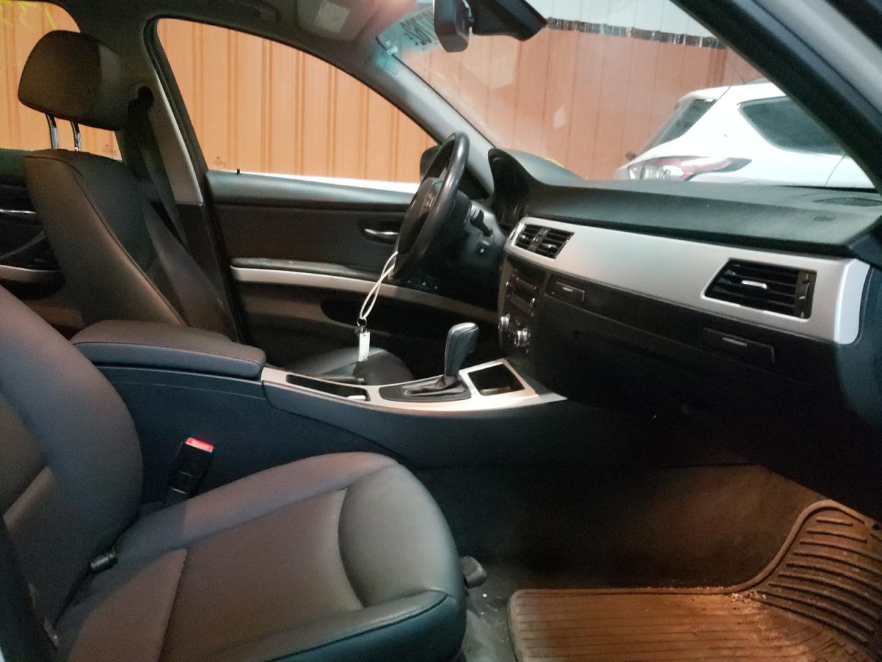Photo 5 from auction – 2010 BMW 323 I with VIN WBAPG7C56AA794702