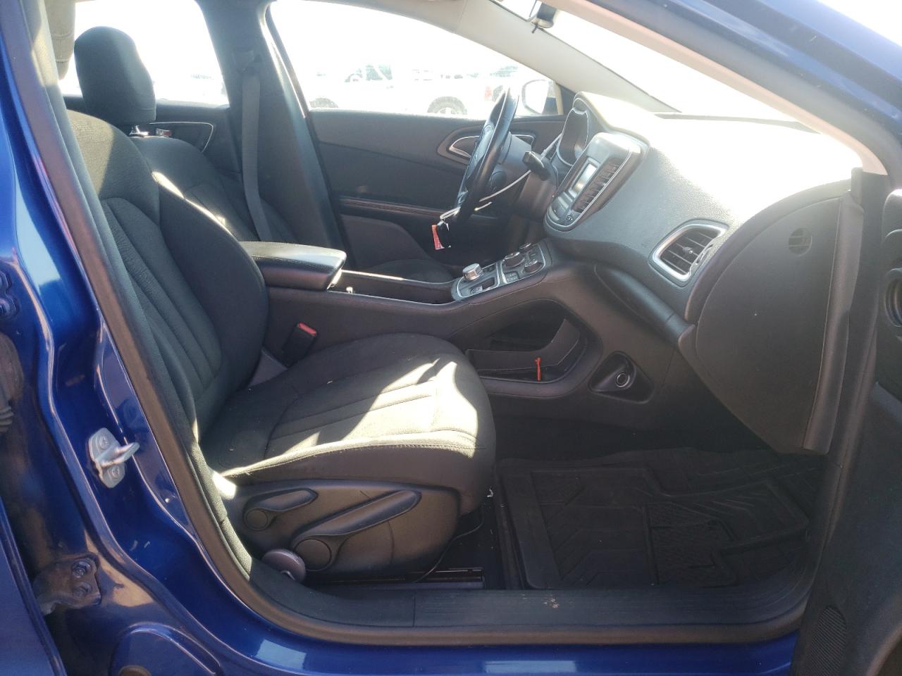 Photo 5 from auction – 2015 CHRYSLER 200 LIMITE with VIN 1C3CCCABXFN553017