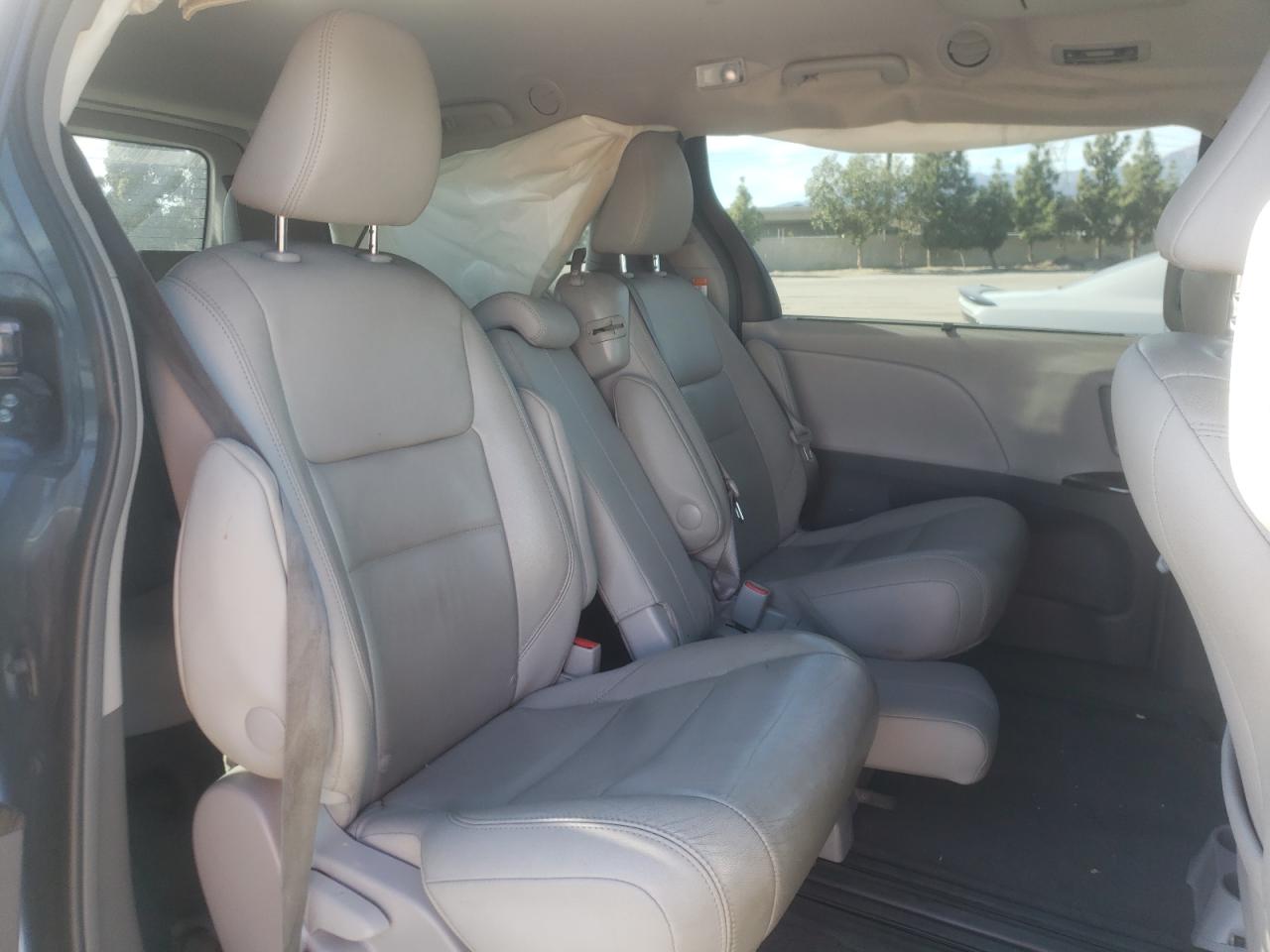 Photo 6 from auction – 2015 TOYOTA SIENNA XLE with VIN 5TDYK3DC5FS575459