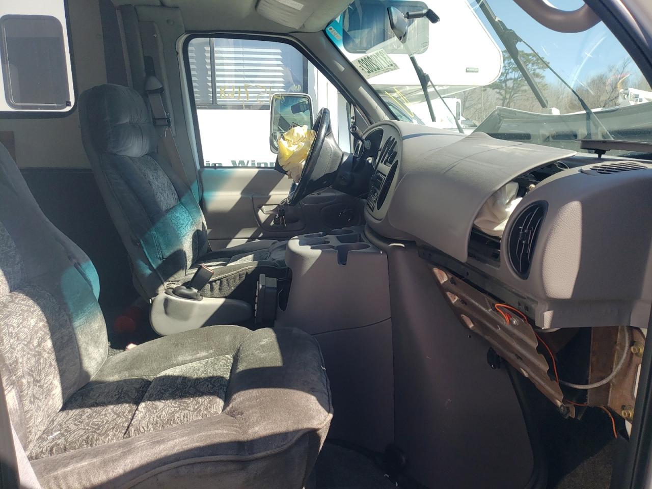 Photo 5 from auction – 2001 FORD E350 COMM with VIN 1FDWE35F51HB61694