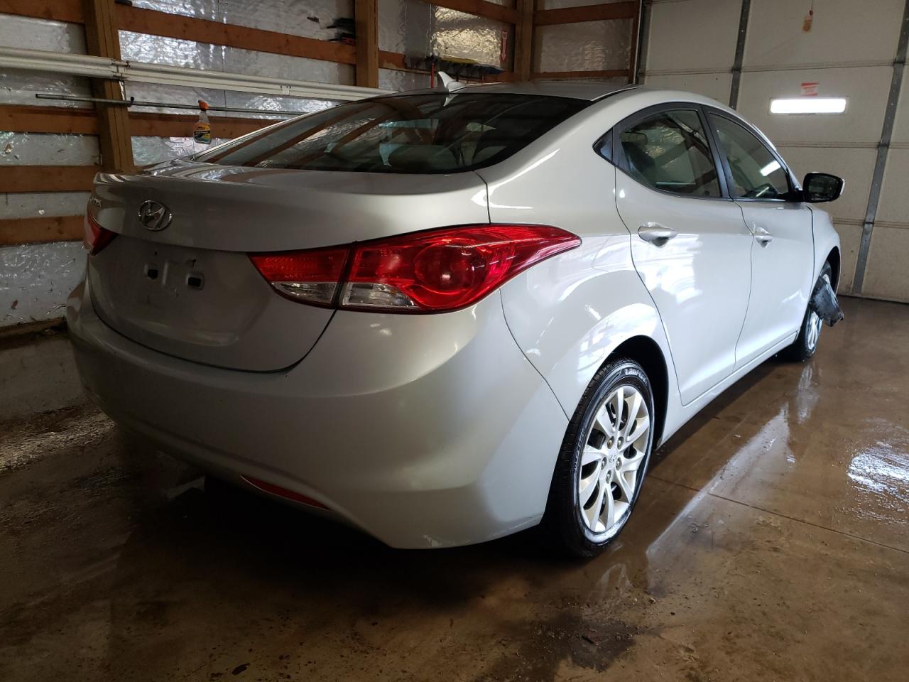Photo 4 from auction – 2012 HYUNDAI ELANTRA GL with VIN 5NPDH4AE2CH134141