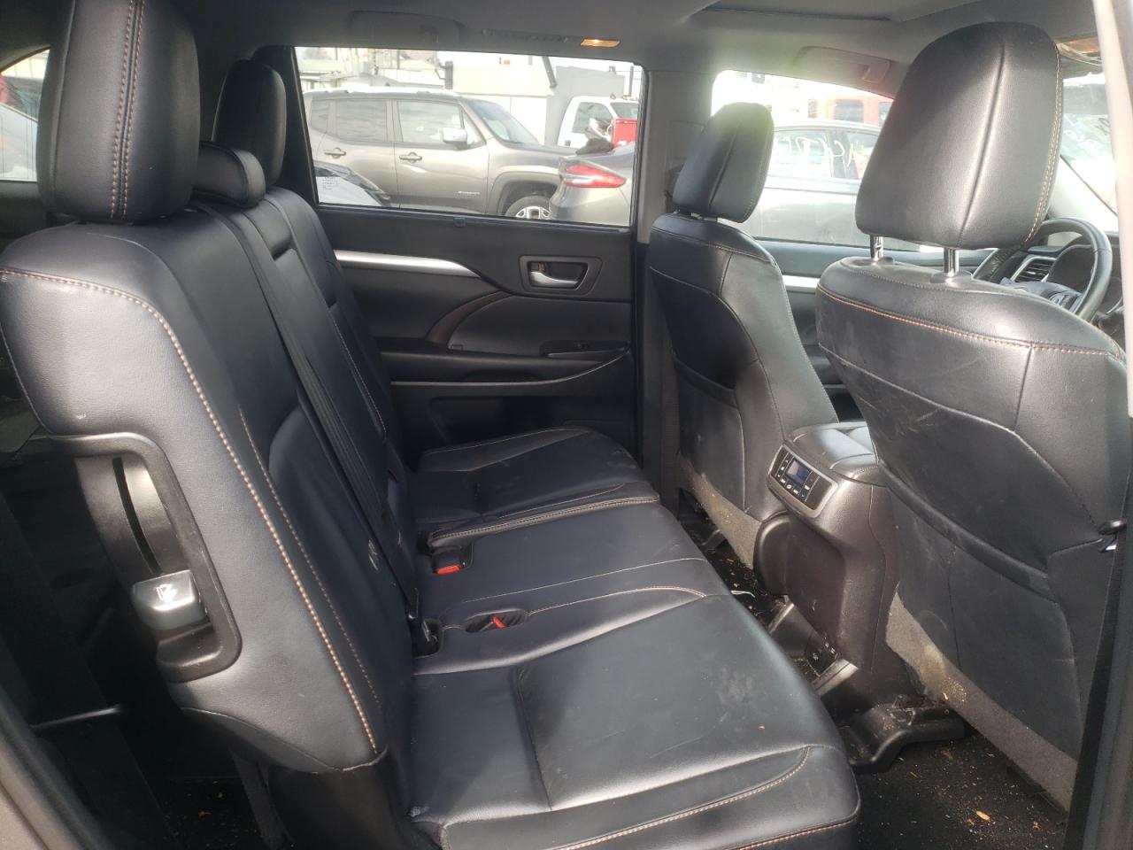 Photo 6 from auction – 2019 TOYOTA HIGHLANDER with VIN 5TDJZRFH7KS582559