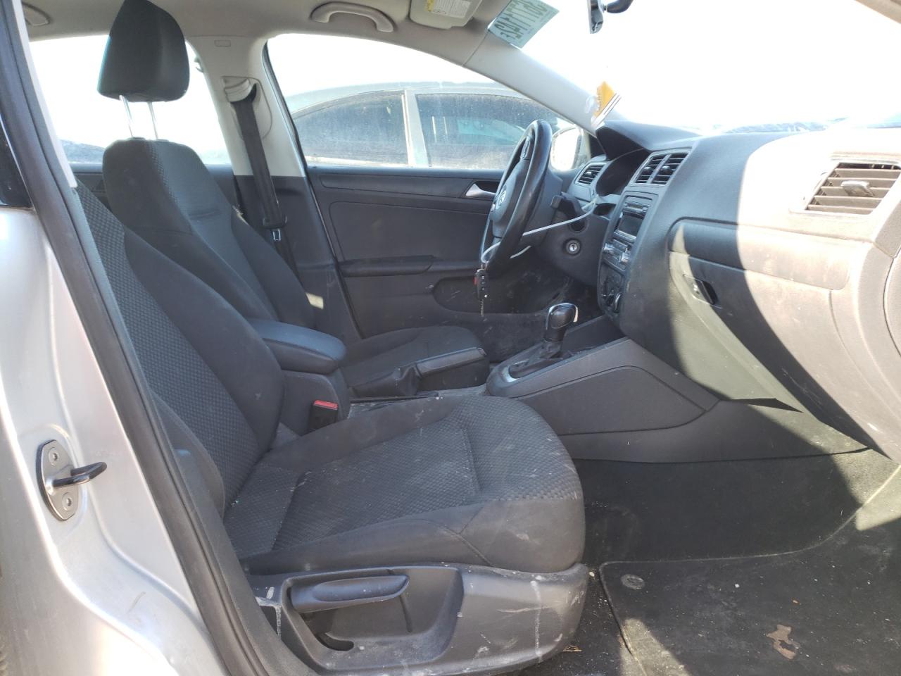 Photo 5 from auction – 2014 VOLKSWAGEN JETTA BASE with VIN 3VW2K7AJ6EM251562