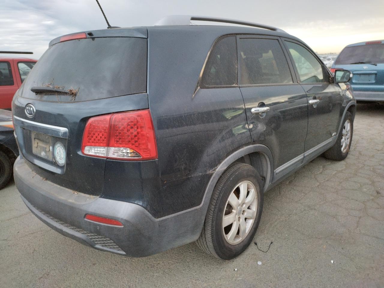 Photo 4 from auction – 2011 KIA SORENTO with VIN 5XYKTDA16BG047805