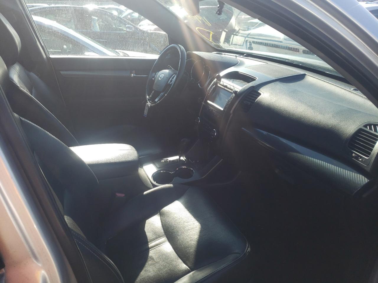 Photo 5 from auction – 2011 KIA SORENTO SX with VIN 5XYKWDA24BG119634