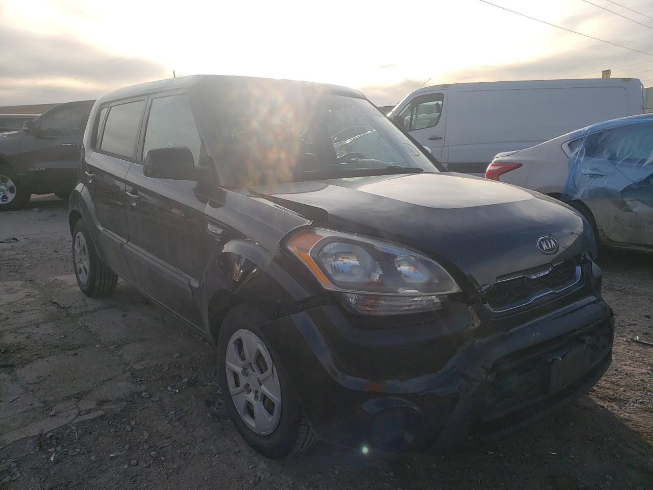 KIA SOUL 2012 مع رقم تعريف المركبة KNDJT2A56C7745610 - صورة من المزاد