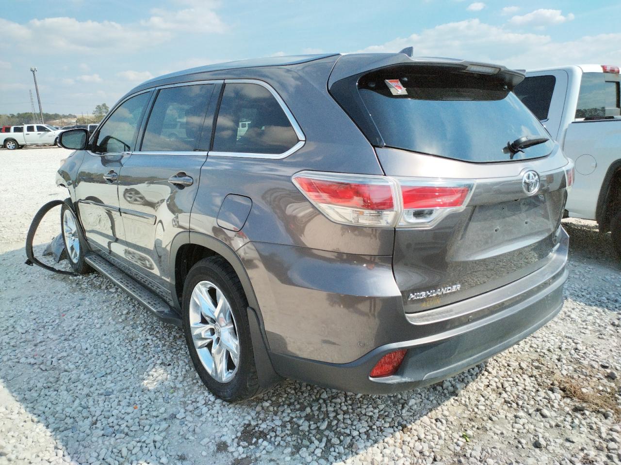 Photo 3 from auction – 2015 TOYOTA HIGHLANDER with VIN 5TDYKRFH0FS084065