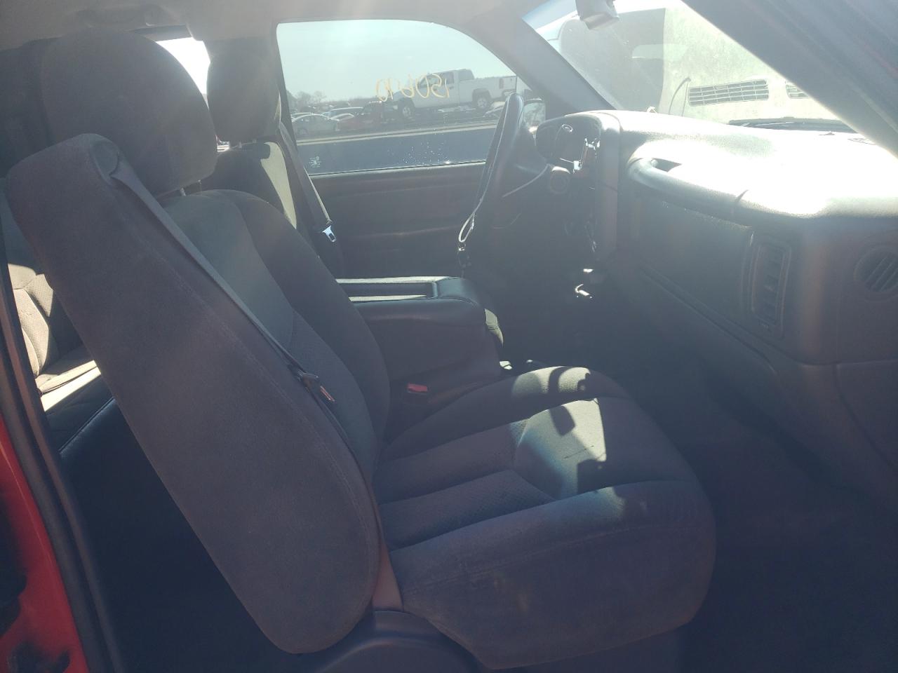 Photo 5 from auction – 2004 CHEVROLET SILVERADO with VIN 2GCEK19V141106648