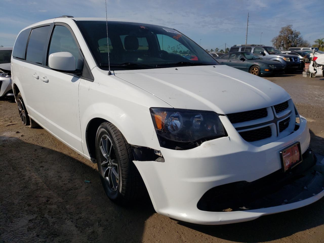 DODGE GRAND CARA 2018 with VIN 2C4RDGEG0JR345823 - Photo from auction