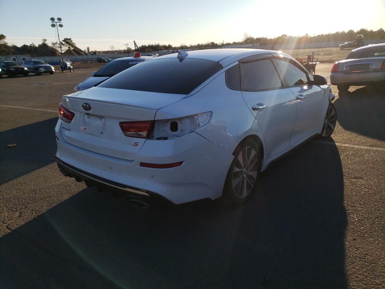 Photo 4 from auction – 2019 KIA OPTIMA with VIN 5XXGT4L32KG353358