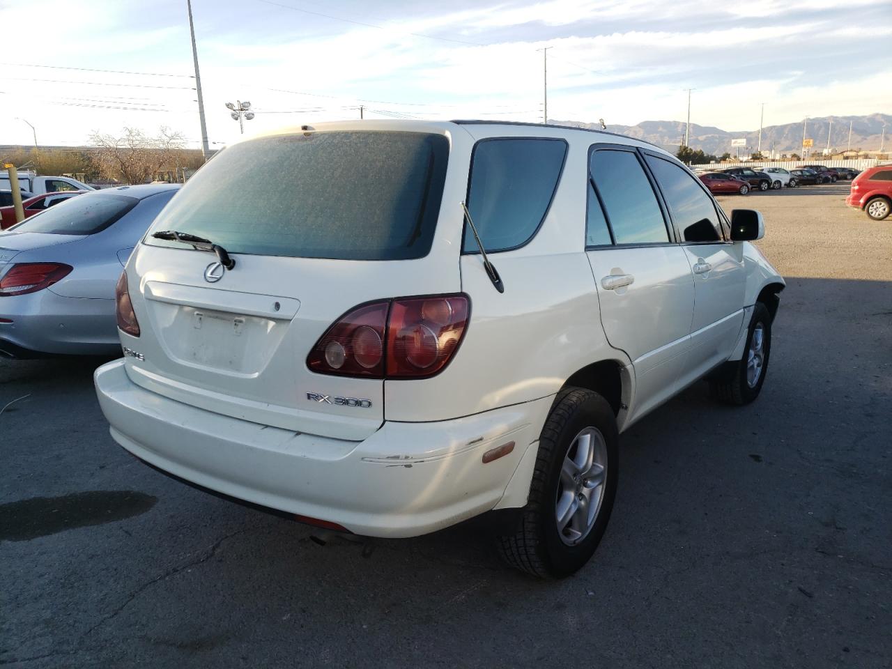 Photo 4 from auction – 1999 LEXUS RX 300 with VIN JT6HF10UXX0043353