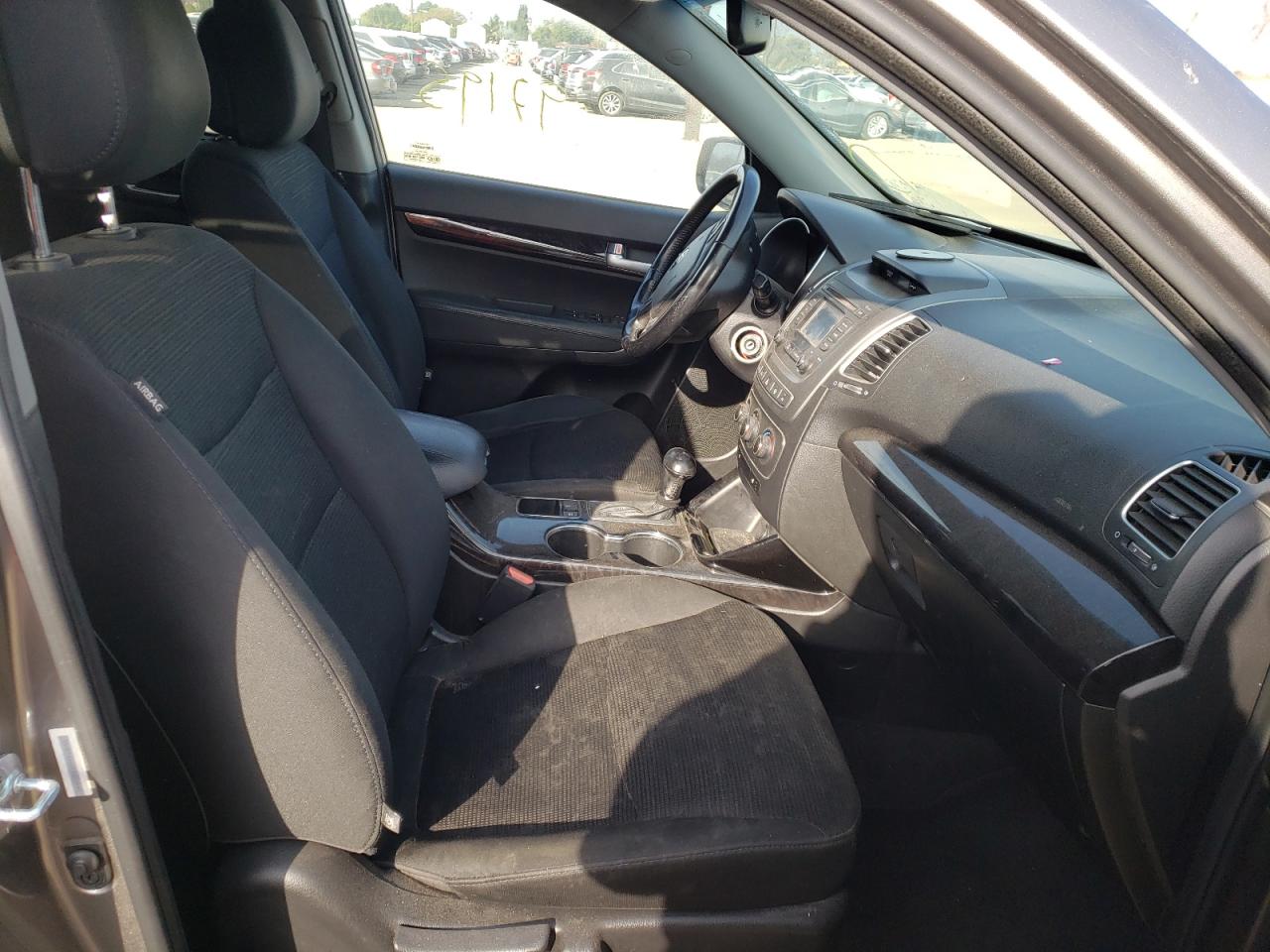 Photo 5 from auction – 2015 KIA SORENTO LX with VIN 5XYKT4A66FG653445