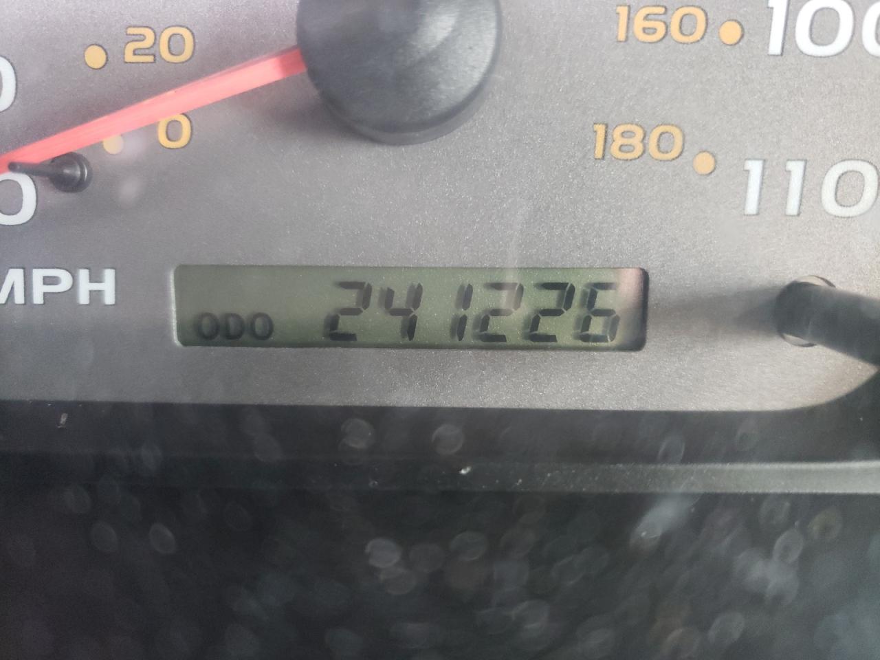 Photo 8 from auction – 2002 TOYOTA SEQUOIA LI with VIN 5TDBT48A52S068900