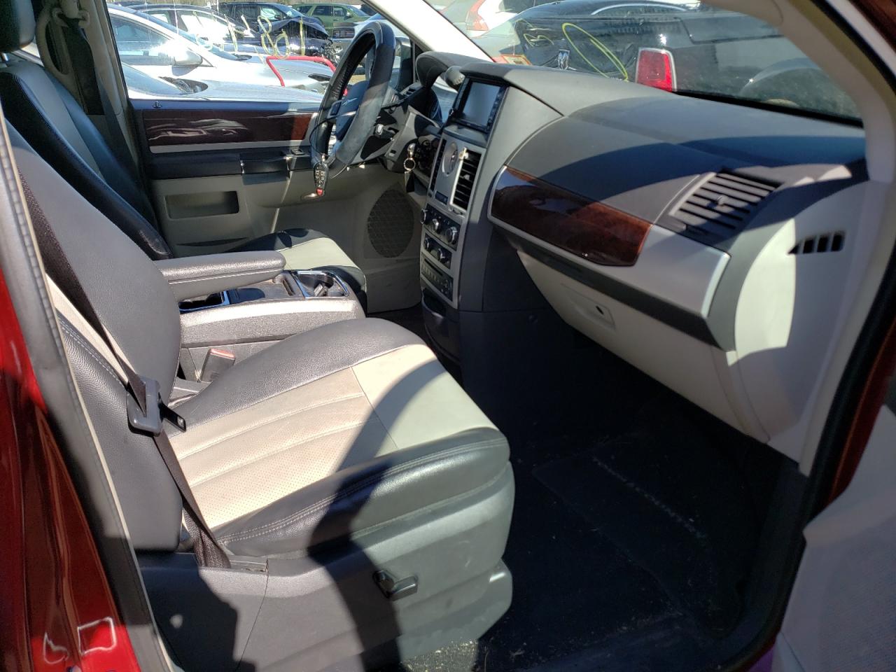 Photo 5 from auction – 2010 CHRYSLER TOWN & COU with VIN 2A4RR8D12AR321246