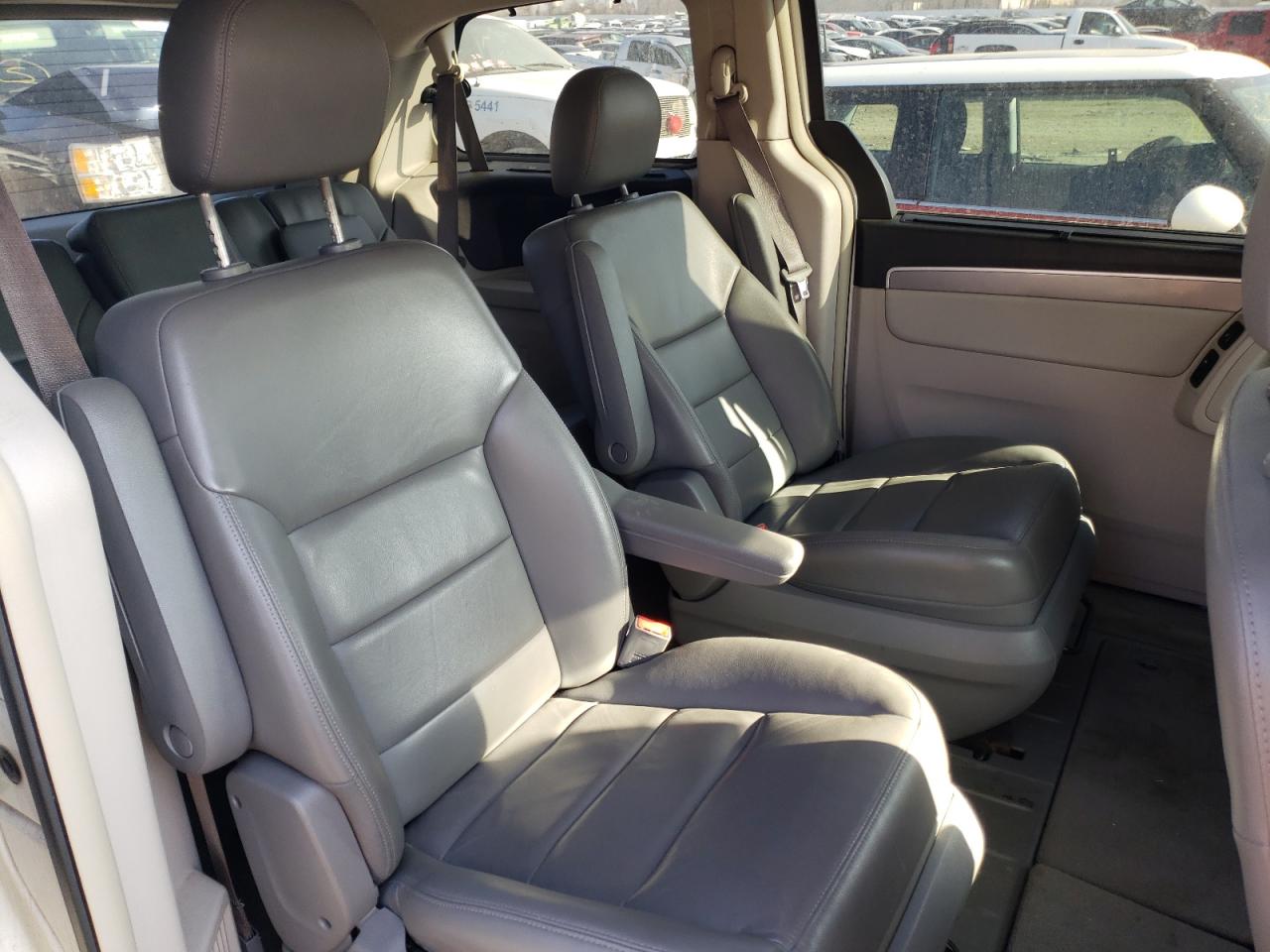 Photo 6 from auction – 2011 VOLKSWAGEN ROUTAN SEL with VIN 2V4RW5DG0BR766903