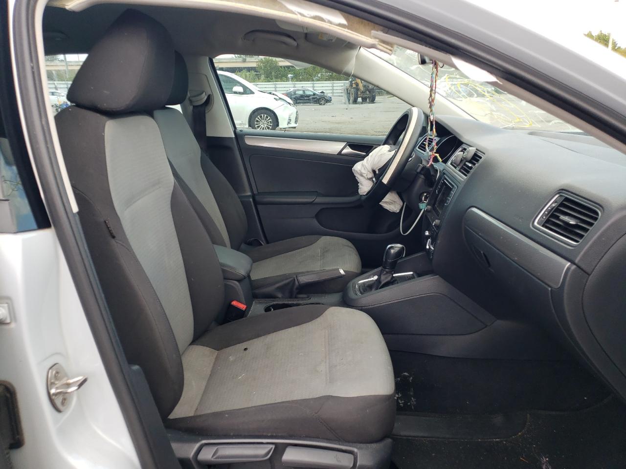 Photo 5 from auction – 2017 VOLKSWAGEN JETTA S with VIN 3VW2B7AJ5HM329124