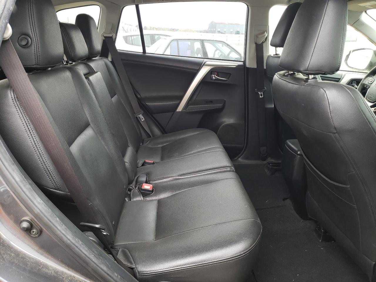 Photo 6 from auction – 2015 TOYOTA RAV4 XLE with VIN JTMWFREV7FD056651