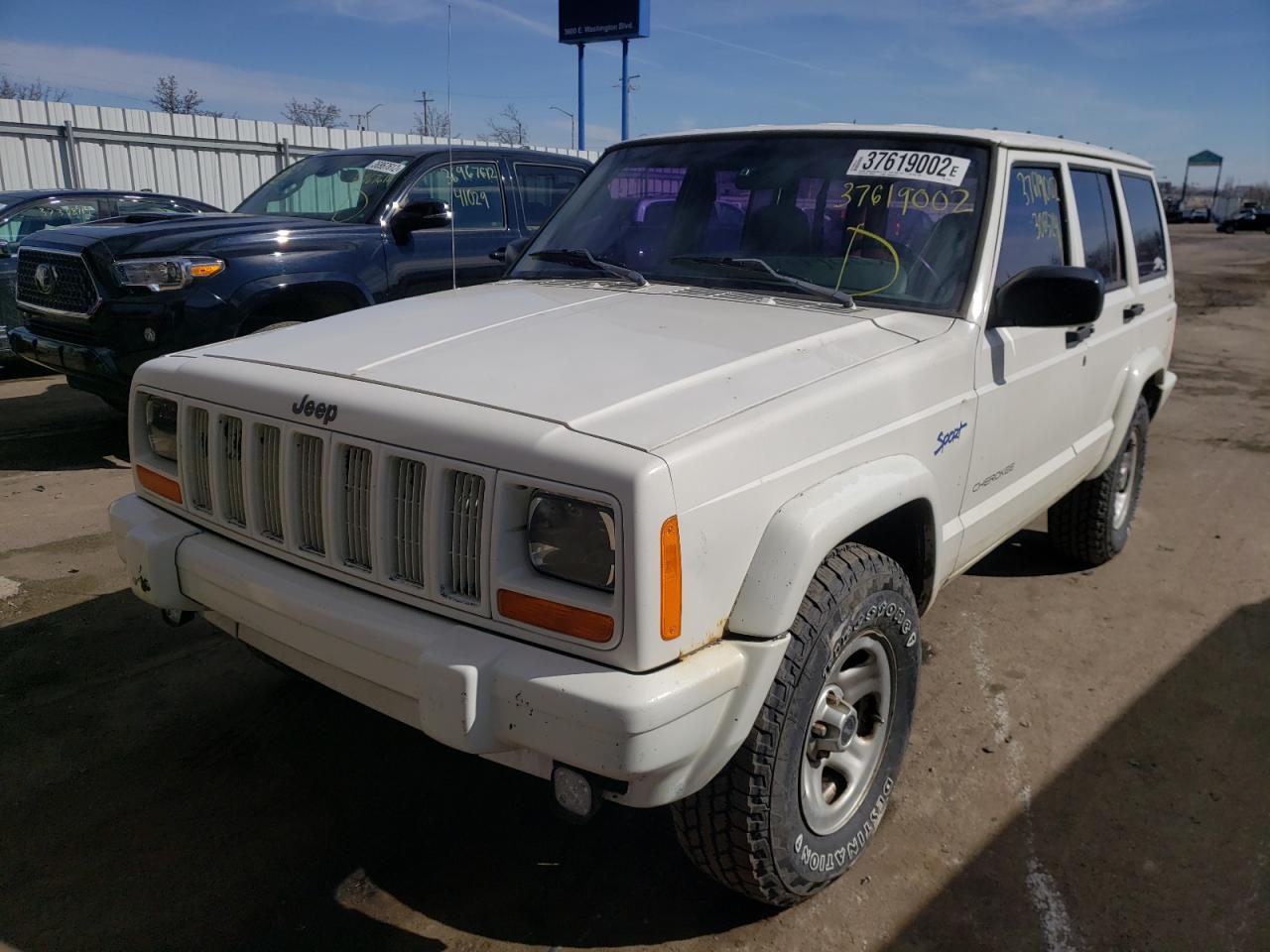 Photo 2 from auction – 1998 JEEP CHEROKEE S with VIN 1J4FJ68S3WL247515