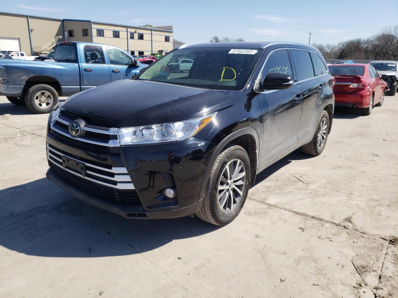 Photo 2 from auction – 2018 TOYOTA HIGHLANDER with VIN 5TDJZRFH0JS539759