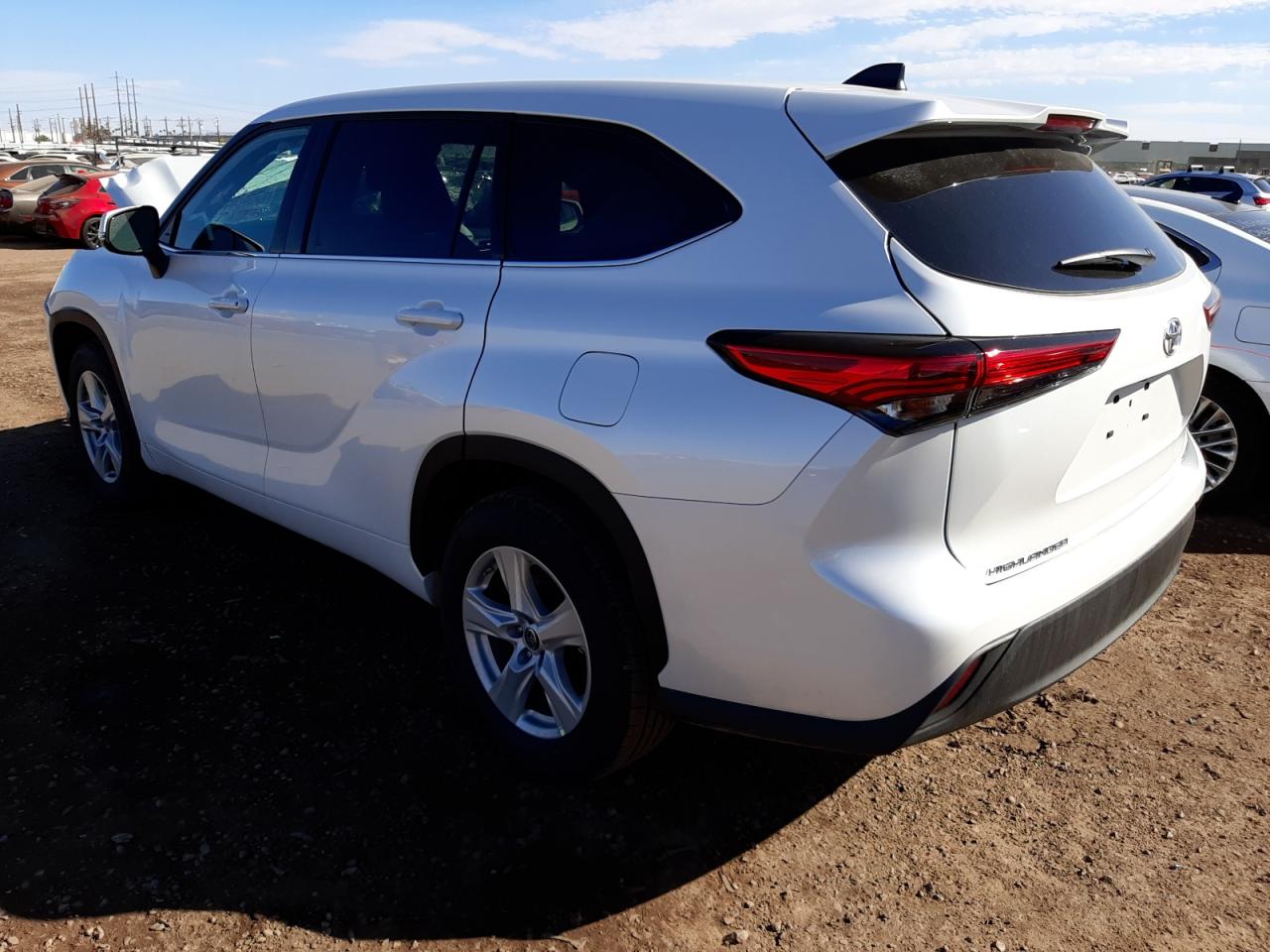 Photo 3 from auction – 2022 TOYOTA HIGHLANDER with VIN 5TDZZRAH8NS103452