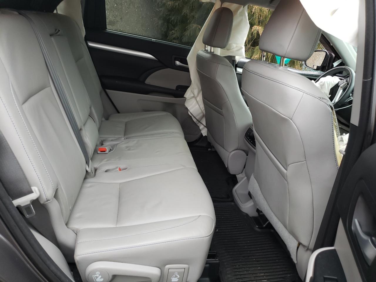 Photo 6 from auction – 2016 TOYOTA HIGHLANDER with VIN 5TDJKRFHXGS251759