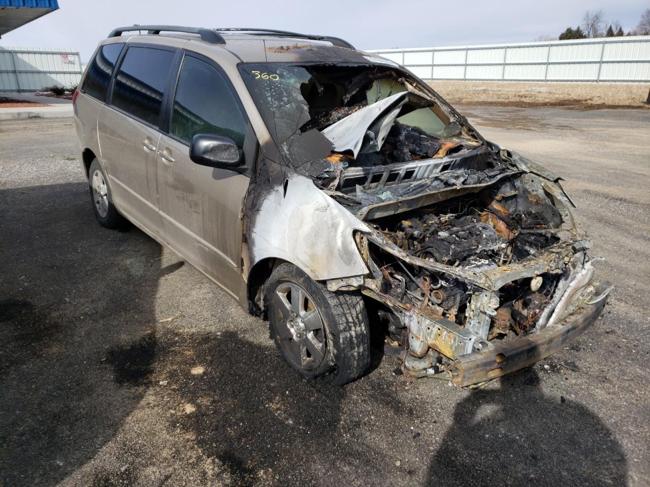 TOYOTA SIENNA CE 2004 with VIN 5TDZA23C54S127738 - Photo from auction