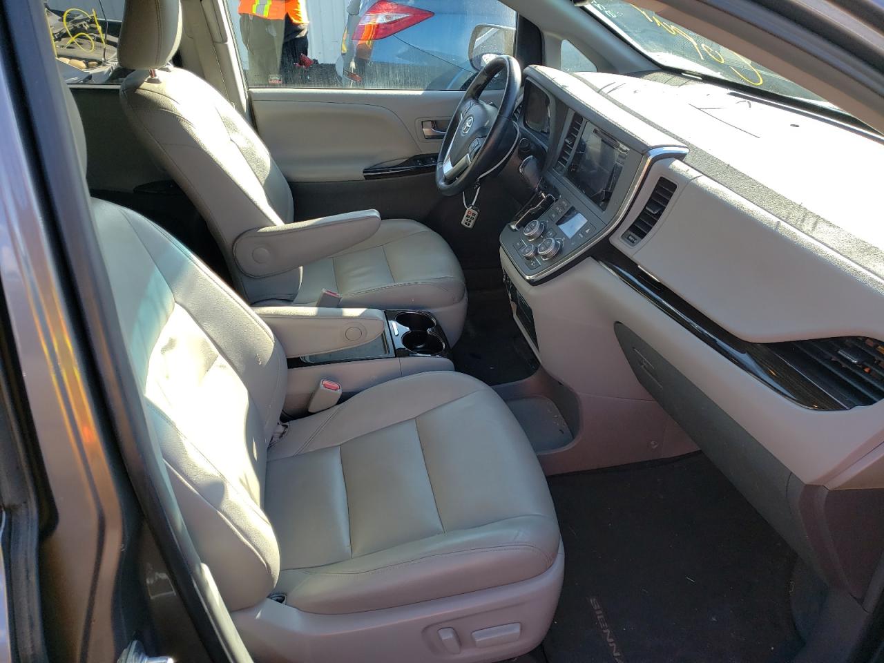 Photo 5 from auction – 2015 TOYOTA SIENNA XLE with VIN 5TDYK3DC3FS528558