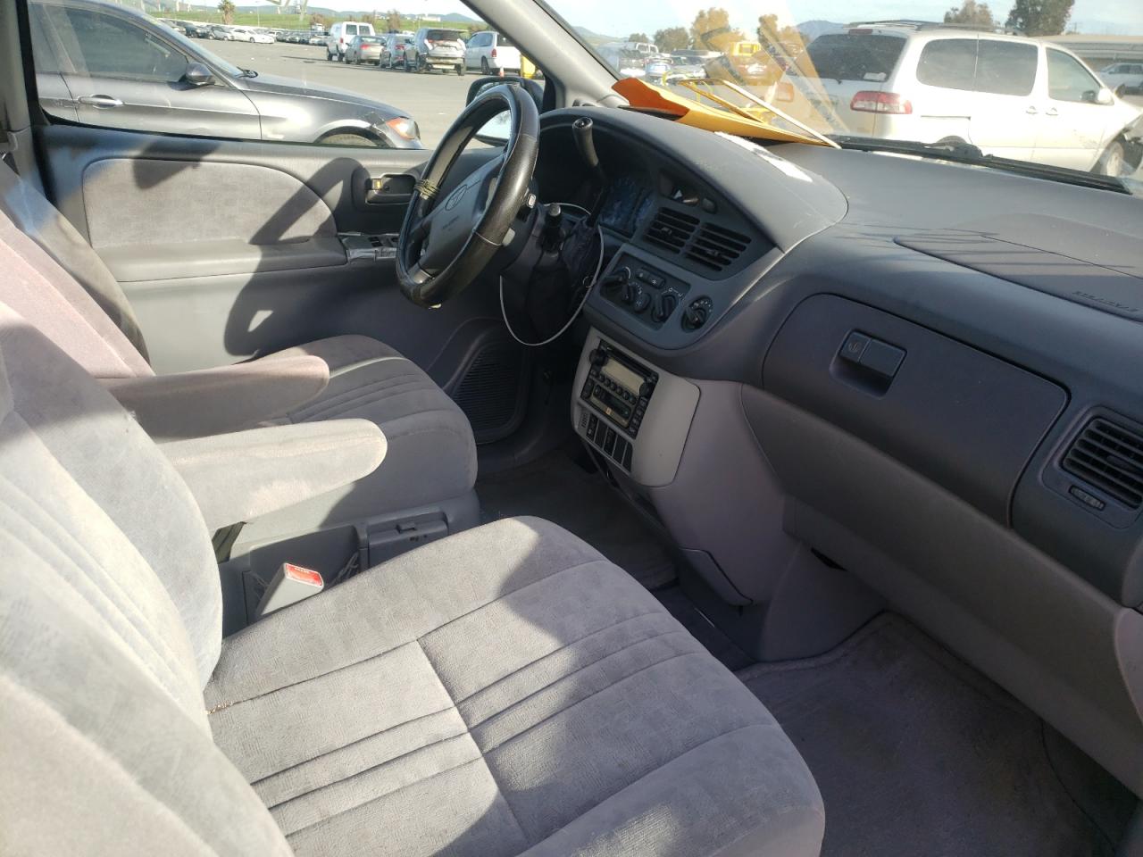 Photo 5 from auction – 2002 TOYOTA SIENNA with VIN 4T3ZF13C22U450555