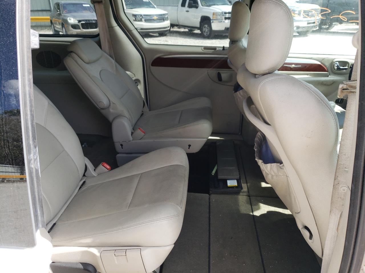 Photo 6 from auction – 2006 CHRYSLER TOWN & COU with VIN 2A4GP64L26R660745