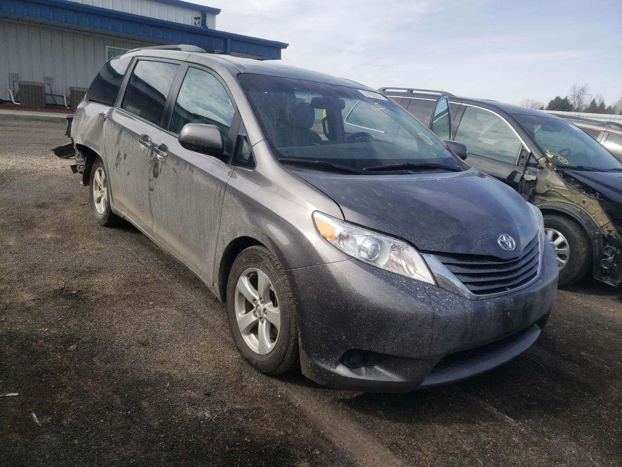 TOYOTA SIENNA LE 2017 with VIN 5TDKZ3DC4HS777522 - Photo from auction