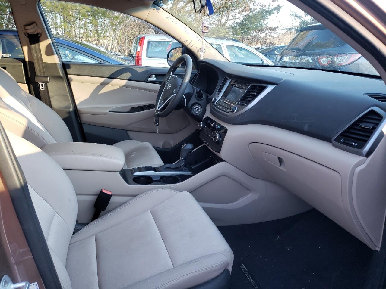 Photo 5 from auction – 2016 HYUNDAI TUCSON SE with VIN KM8J23A4XGU044376