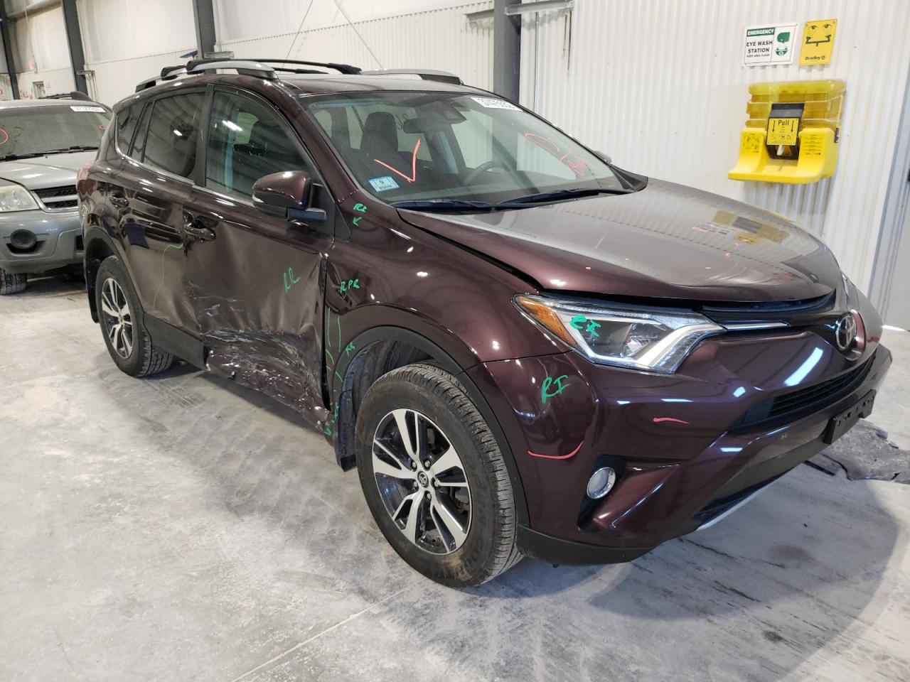 Photo 1 from auction – 2017 TOYOTA RAV4 XLE with VIN 2T3RFREV8HW652869