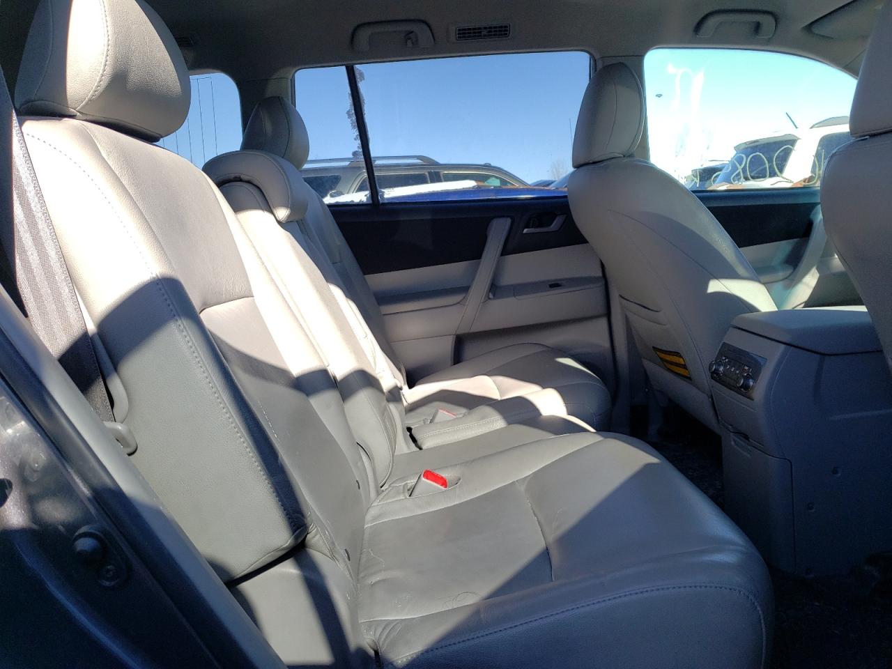 Photo 6 from auction – 2013 TOYOTA HIGHLANDER with VIN 5TDBK3EH6DS257735