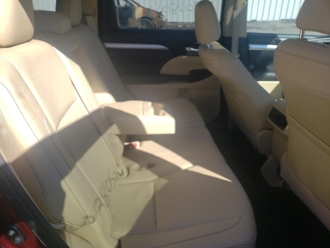 Photo 6 from auction – 2016 TOYOTA HIGHLANDER with VIN 5TDJKRFH6GS352720