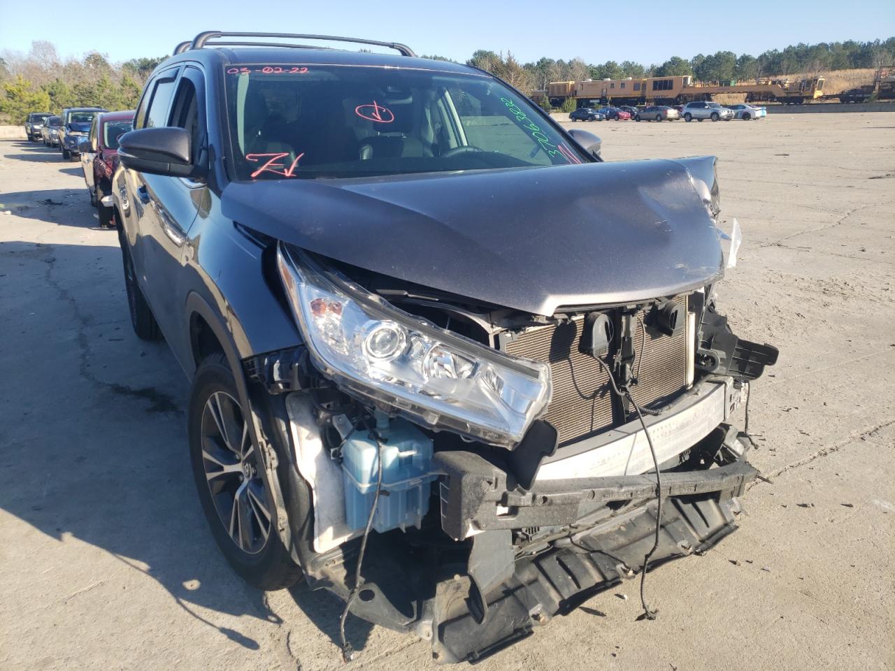 TOYOTA HIGHLANDER 2019 with VIN 5TDZZRFH0KS296930 - Photo from auction