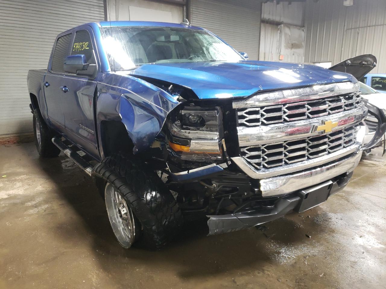 CHEVROLET SILVERADO 2017 with VIN 3GCUKREC4HG201135 - Photo from auction