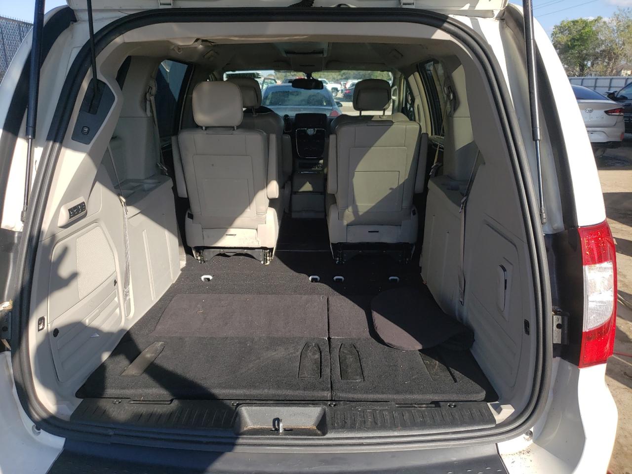 Photo 9 from auction – 2011 CHRYSLER TOWN & COU with VIN 2A4RR6DG0BR698264