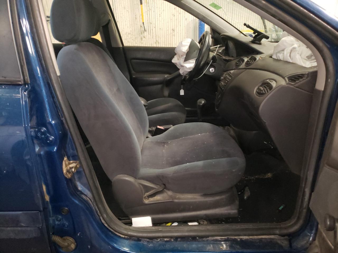 Photo 5 from auction – 2000 FORD FOCUS SE with VIN 1FAFP34P4YW419823