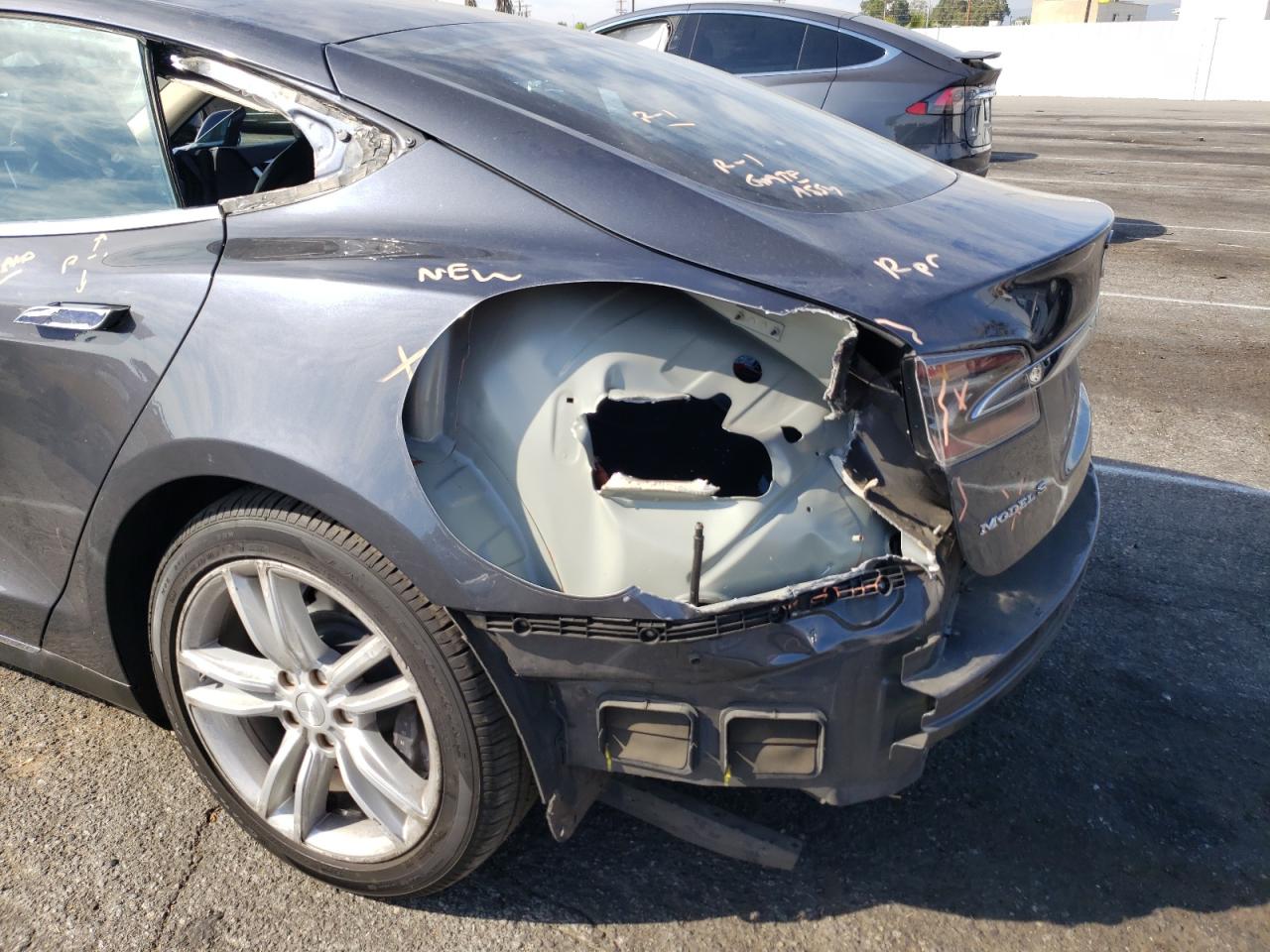 Photo 9 from auction – 2015 TESLA MODEL S 85 with VIN 5YJSA1H28FF083835
