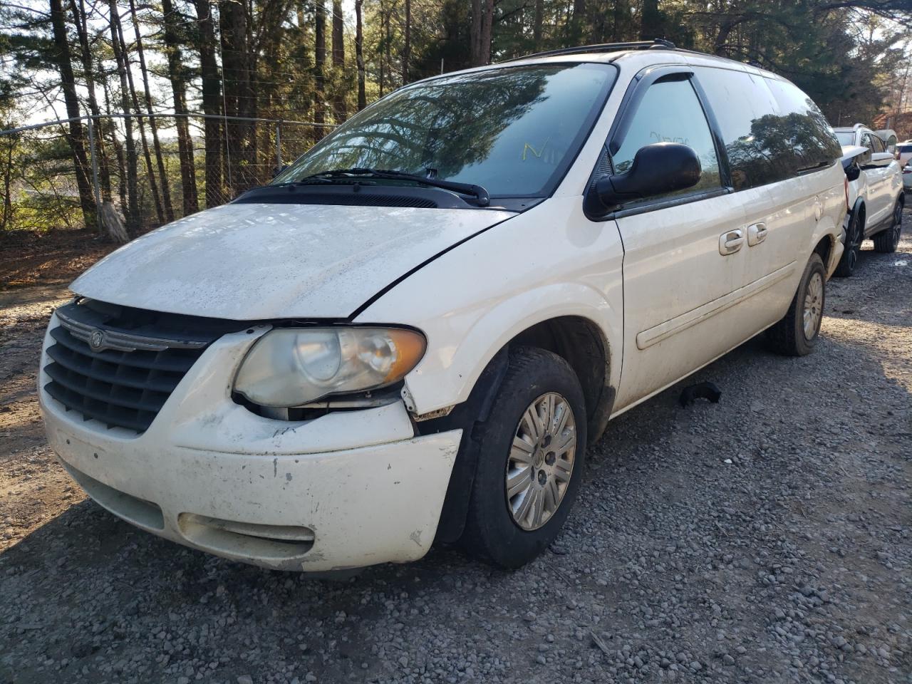 Photo 2 from auction – 2005 CHRYSLER TOWN & COU with VIN 2C4GP44R65R590437