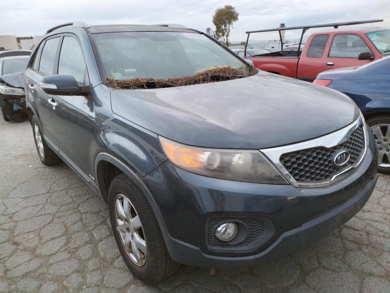 KIA SORENTO 2011 with VIN 5XYKTDA16BG047805 - Photo from auction