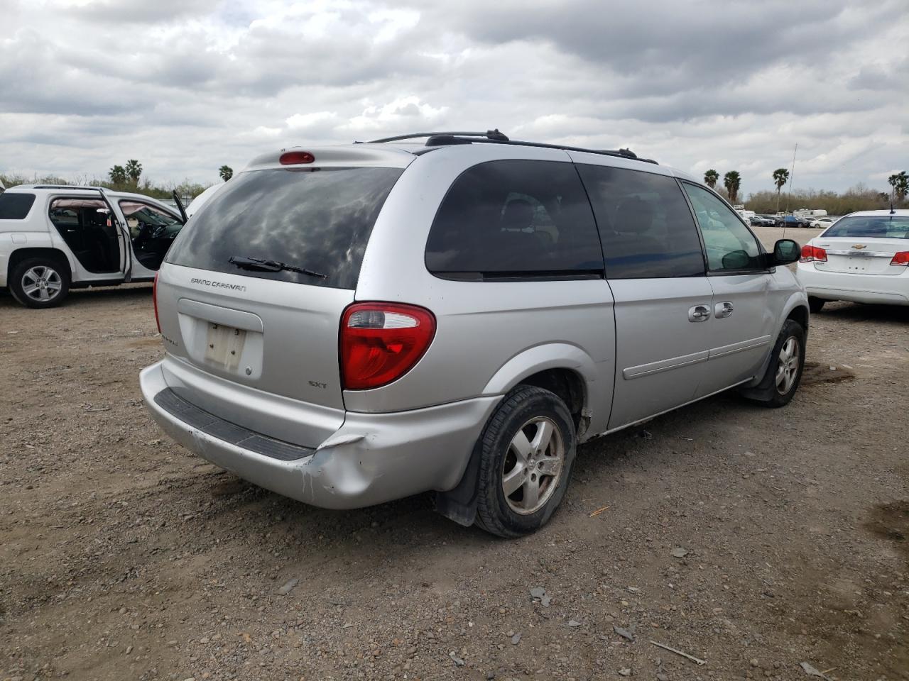 Photo 4 from auction – 2005 DODGE GRAND CARA with VIN 2D4GP44L05R396176