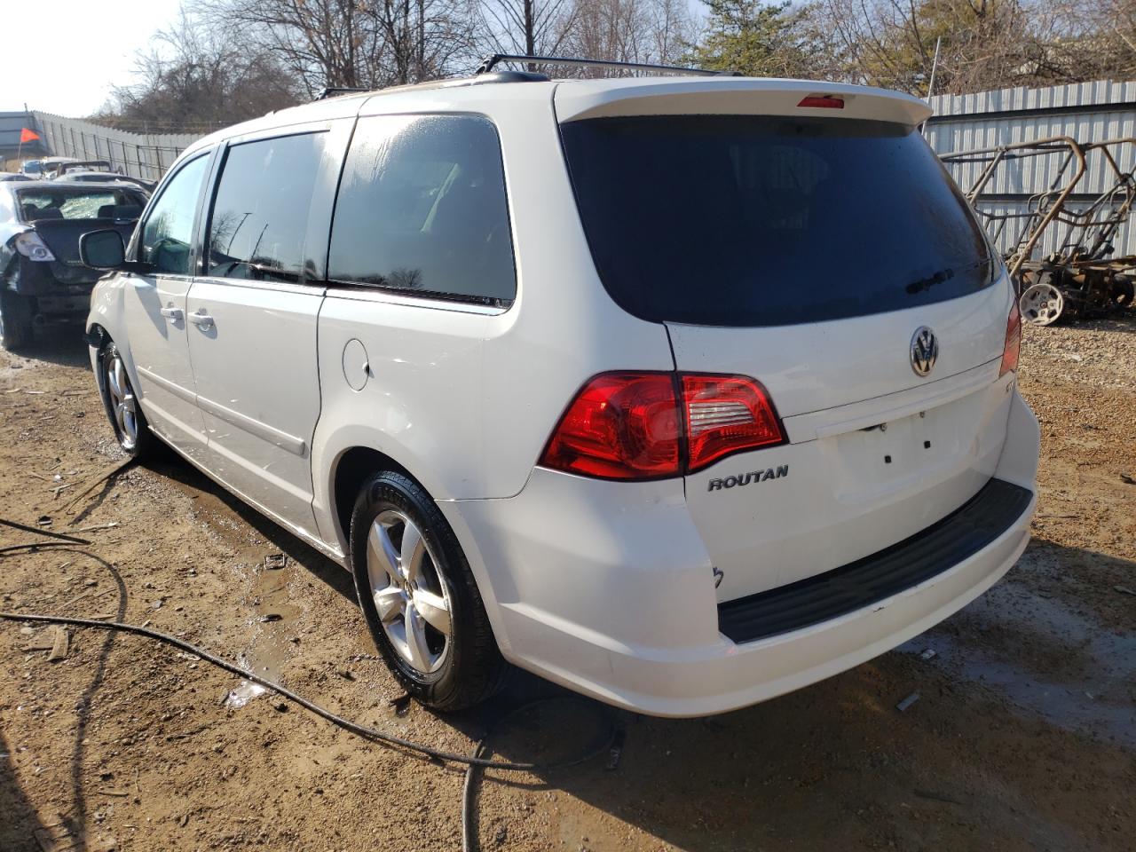 Photo 3 from auction – 2011 VOLKSWAGEN ROUTAN SEL with VIN 2V4RW5DG0BR766903
